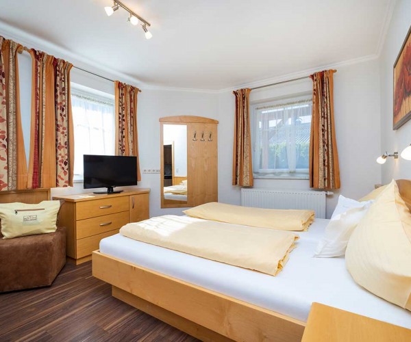 Schlafzimmer mit TV