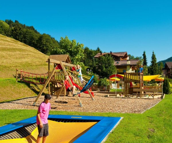 Der Spielplatz befindet sich nur wenige Meter vom Aparthotel Montana und ist Teil unserer Ferienanlage