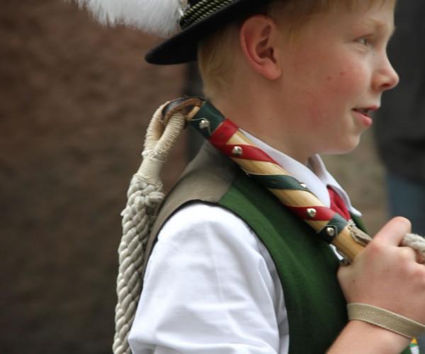 Ein junger "Schnalzer" beim Almabtrieb im Ort © Wagrain-Kleinarl Tourismus