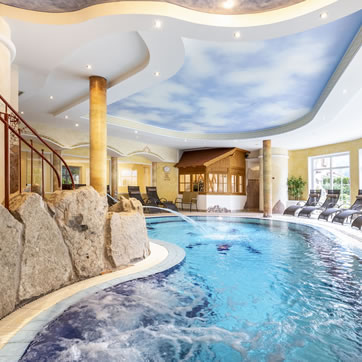 Schwimmbad mit herrlichem Panoramablick auf die Berge um Kleinarl