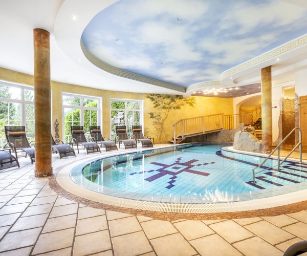 Hallenbad mit Liegen