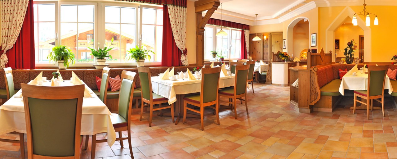 Frühstücksraum im 4-Sterne Aparthotel Montana in Kleinarl