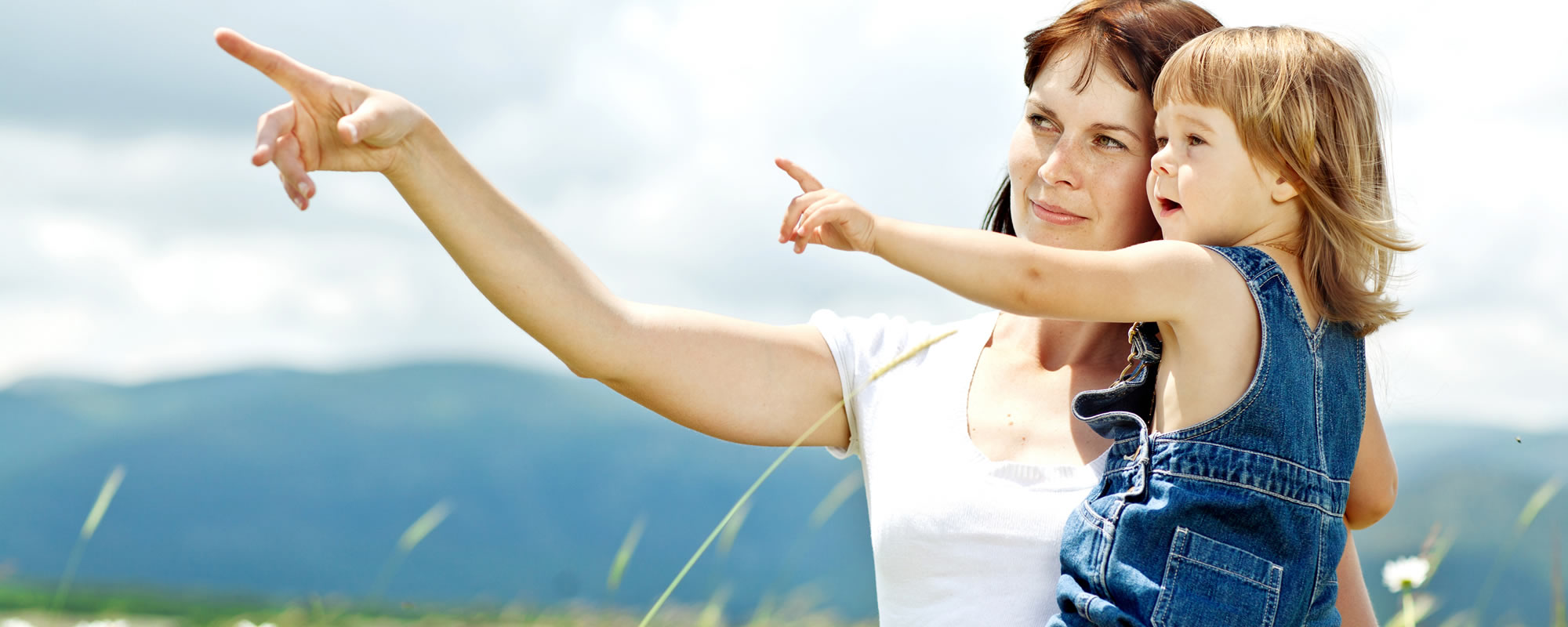 Mutter mit Kind im Sommerurlaub