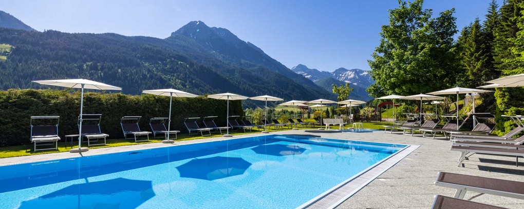 Das Schwimmbad im Aparthotel Montana
