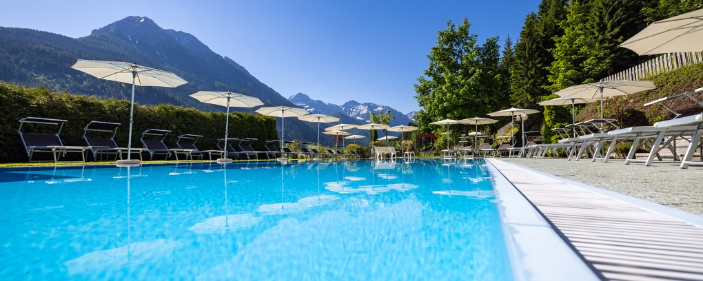 Indoor-Schwimmbad im Wellness Aparthotel Montana in Kleinarl