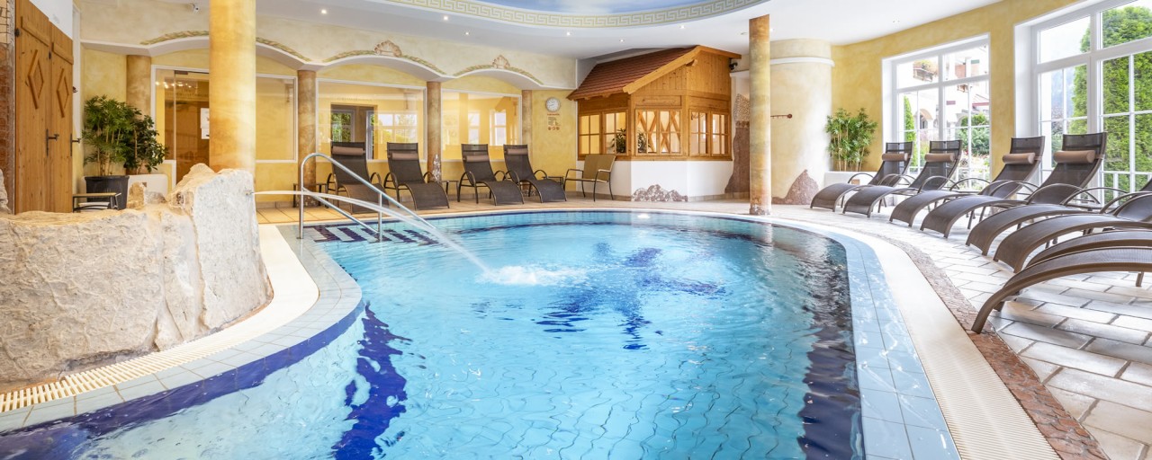 Schwimmbad im 4-Sterne Wellness Aparthotel Montana in Kleinarl