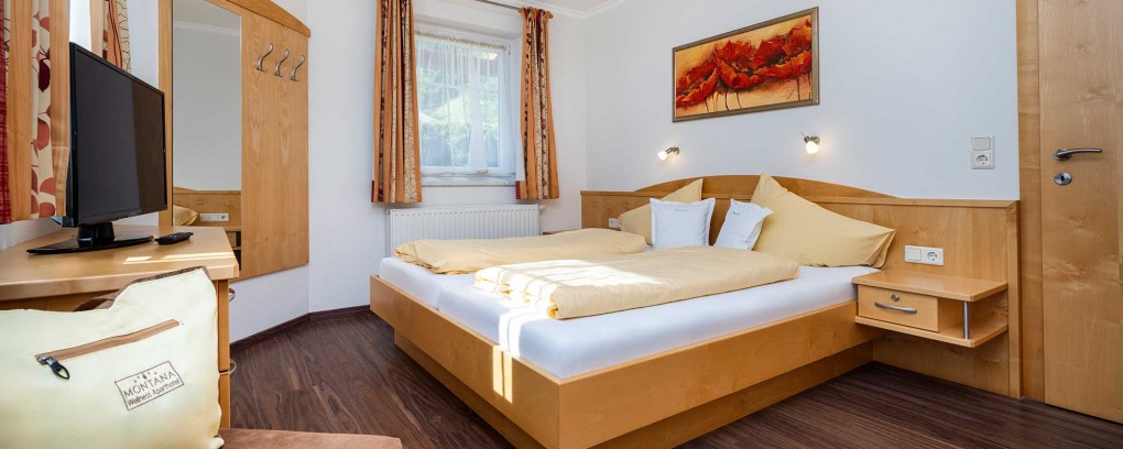 Doppelbett im Schlafzimmer unserer Appartements in Kleinarl