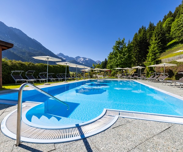 Die Freibadeanlage mit Liegewiese