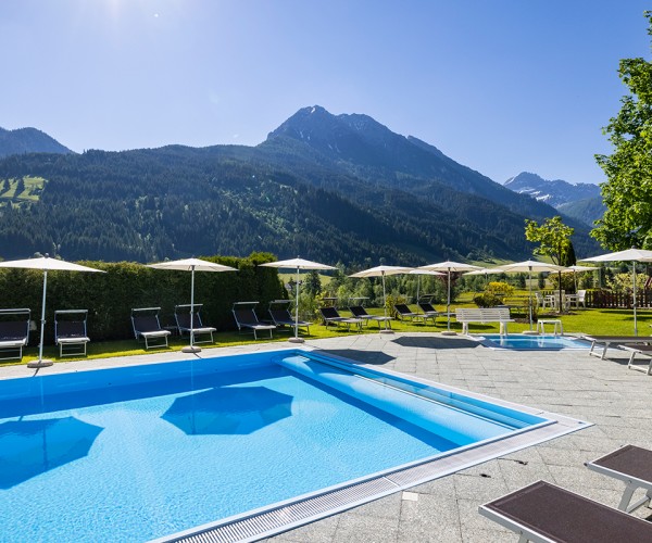 Freibadeanlage beim Aparthotel Montana