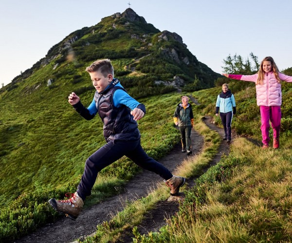 Familienwanderung am Gipfelkreuz in Wagrain-Kleinarl © Armin Walcher